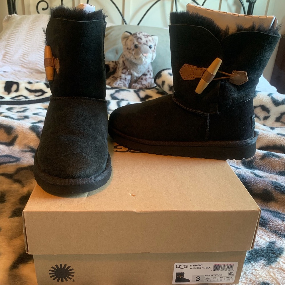 Ugg Ebony can be worn up or down. Great condition